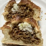 ベッカライ タカヤマ - 焼きそばパンの断面