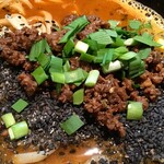 蒼龍唐玉堂 - 黒胡麻担担麺の挽肉、ねぎ、黒胡麻アップ