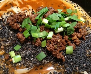 蒼龍唐玉堂 - 黒胡麻担担麺の挽肉、ねぎ、黒胡麻アップ
