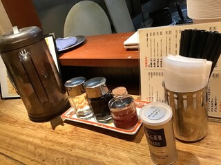 Souryuu Tougyokudou - 卓上 調味料は酢、醤油、ラー油、胡椒