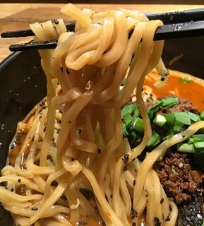 蒼龍唐玉堂 - 黒胡麻担担麺の麺