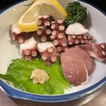 おかめ - 名物の「タコぶつ」蛸のぶつ切り、今宵は頭付き。生姜醤油でいただきます♥️柔らかくて絶品！