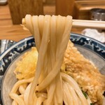 難波千日前 釜たけうどん - 【2024年03月】ちく玉カレーライスセット＠1,480円、麺のアップ。