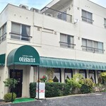 オリファン - JR広島駅から徒歩7分の「Olifant」さん、朝7時から営業
            1973年開業、店主さんご夫妻の2名体制
            白壁に入口上には濃緑色の防水布の庇、窓の外には生垣があり、落ち着いた雰囲気、駐車場もたっぷり