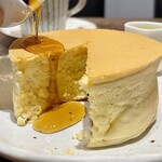 カフェサロンソンジン - 厚さ5cmはありそうな分厚いホットケーキの断面