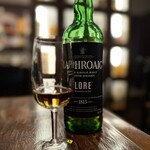 バー・ザ・ブロンズ - LAPHROAIG LORE
