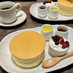 カフェサロンソンジン - ホットケーキには溶かしバターとメイプルシロップが付く(生クリームは別添え)