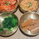 和韓内 コピちゃんの家 - パンチャン3種とほうれん草ナムル
