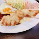 洋食のマルヤ - エビフライも大きい！