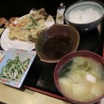 Yabuan - テンプラ定食、９５０円。揚げたての天ぷら盛り合わせです。