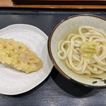 大島うどん - 大好きなれんこんの天ぷらで野菜不足を解消！お出汁はイリコの風味が豊かです♥️