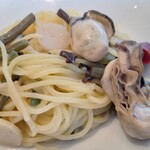 ガンボ＆オイスターバー - 牡蠣と山菜のペペロンチーノ風みたいな・・・