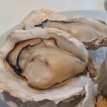 ガンボ＆オイスターバー - 蒸し牡蠣２個牡蠣のソテー