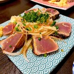 鮮魚とおばんざい 浜金 - 名物の藁焼き鰹のタタキ