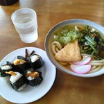 Kawagoeya - 山菜うどん 600円、天にぎ 400円。