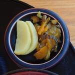 やぶ善 - 不足感のない量が嬉しい箸休め。