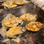 もんじゃ 月島 - 牡蠣　焼き上がり　大きくてプリップリ