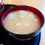 やぶ善 - たっぷりの絶品お味噌汁は熱々で提供が嬉しい。