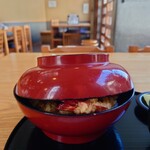 やぶ善 - 大きな丼に蓋付きで提供される特別感。