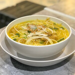 カリー風味のブン・カリー Curry soup w/chicken , rice vermicell