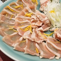 霞町三◯一ノ一 - 胸肉とささみの湯引き。胸肉は昆布締めにして。