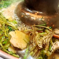 霞町三◯一ノ一 - えんとつのある炭鍋で！比内地鶏ふっくら。セリの根がこんなにシャクシャクで旨い！！