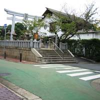 シェ モリ - お店の横は神社です。