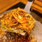 Ichi - お好みソースはオタフクソース&オタフクソース辛口のブレンドらしくちょっとスパイシーな感じ
                        揚げ焼きされたパリパリ麺、少しシャキ感の残る千切り甘藍、甘みは穏やか