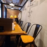 Ichi - 店内はクリーム色の壁に木材の仕切り壁、木製テーブルと寛げる雰囲気、BGM代わりにテレビ音声を流されていました
                        お席は通常テーブル4席×6卓、通常テーブル2席×1卓の合計26席