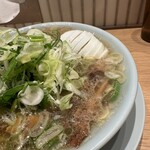 たきちゃんラーメン - チャーシュー麺+ネギ・茹で卵スライストッピング（UP）