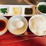 Ogawatei Torachan - セットはほうれん草ナムル・もやしナムル・韓国ノリ・ワカメスープに生卵とご飯！　ナムルはいつもの味！　ワカメスープもいつもの味！
