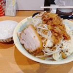 ラーメン めじ - 小ラーメン全マシ、無料ライス(900円)