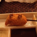 ワインと串揚げ こぱん - 豚串のマスタード添え。