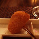 ワインと串揚げ こぱん - カレー風味の串です。