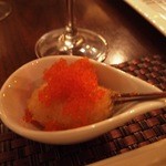 ワインと串揚げ こぱん - 帆立貝柱のとびっこ添え。
      