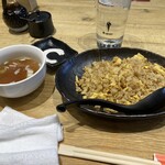 花ひなたに咲く - ガーリック炒飯880円。中華スープが付いてくる。