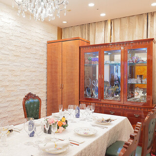 クリスタルアートや洋食器が目を楽しませる<福>ルーム。最大6名まで可能です。