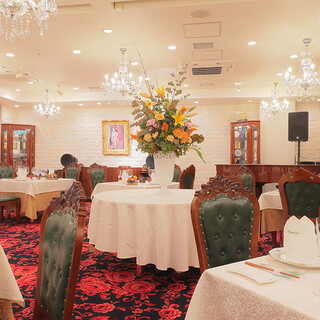 心ときめくアート作品に囲まれたメインダイニングはテーブル席最大60名様まで可能。