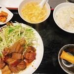 Temma Shan Hai Shokuen - 天満で適当に入った中華料理屋すごかった　ランチタイムお客さんゼロだったのにめちゃくちゃうまいやん！　豚角煮定食！　ちったい春巻きかわいいね。