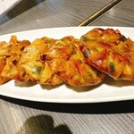 天満上海食宴 - 店員さんがオススメしてくれたのは焼きニラ饅頭！　外パリッパリでニラの香り豊かでほどよい肉汁！これめちゃくちゃ美味いな!!