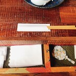 古民家ヌードゥル 黒揚羽森住 - 引きだしを引くとカラトリーセットがある