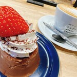 パンとエスプレッソと - 食後なのでチョコプリンとカプチーノのセットで軽く！　チョコプリンは甘さ控えめだけど濃厚！いちごでかすぎ！