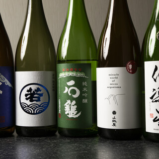 Sake carefully selected by sake masters. Comparison set of 3 types of drinks available