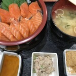 でか盛り海鮮問屋 - サーモン丼