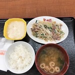 大衆食堂 半田屋 - とろろと肉野菜炒め味噌汁