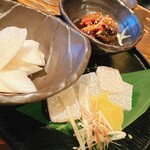 祐星 - 前菜3種みたいなの　子持ちこんにゃくにカブの漬物？あとイワシ甘く煮たやつみたいなの！　口側みしくなった時につまむと丁度いいのが3種だ！