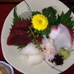 海鮮・話食処 しん - 実しその香りとまぐろ、タコ、えんがわ、かに４点