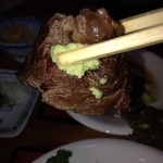 海鮮・話食処 しん - わさびを付けてカルビは嬉し～っす（旨い）