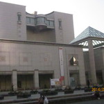 横浜美術館向かって左に併設