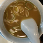 龍朋 - おまけ汁は味噌汁ですわ…コレ
      
      1人でいただきました。
      
      餃子が無いみたいなのが残念。